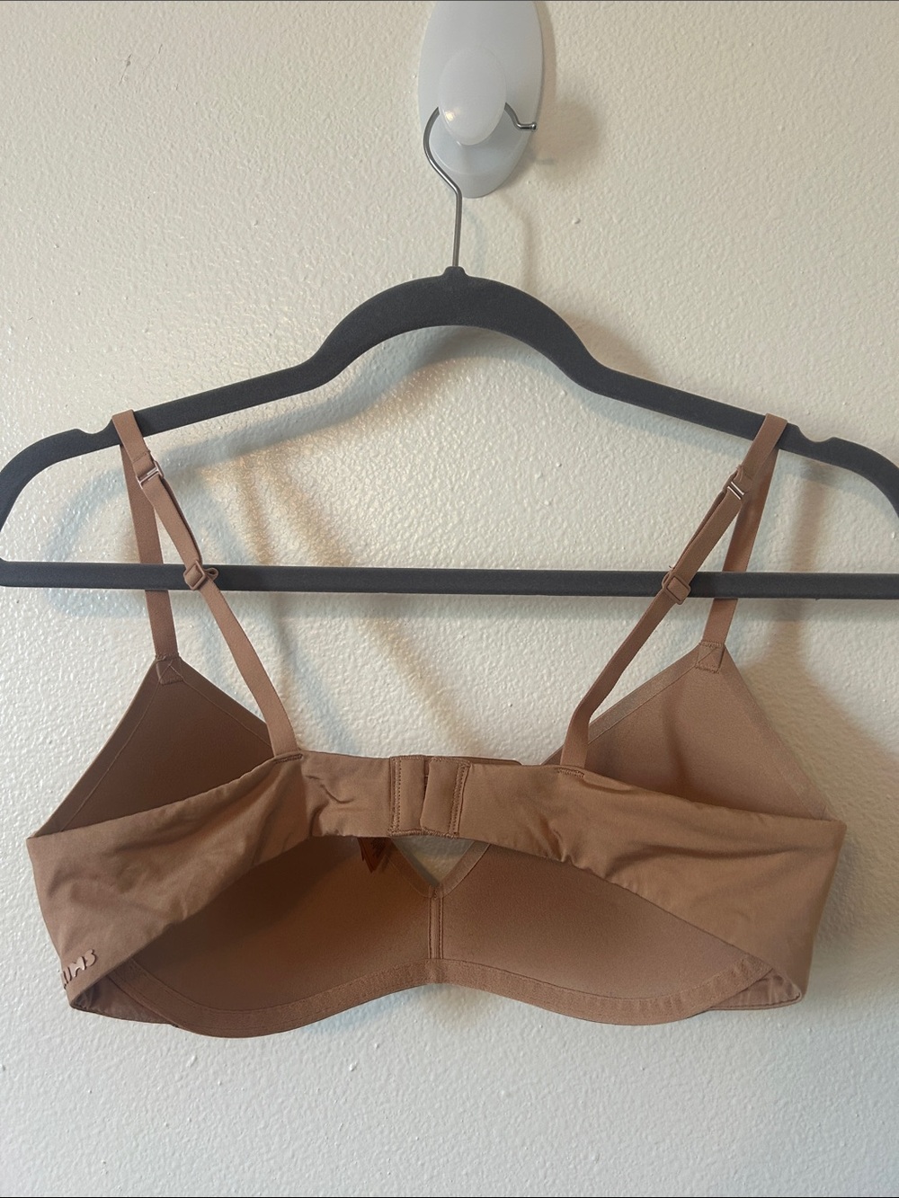 Skims - Seamless Light Support T-Shirt Bra - Brown - Picture 3 of 6